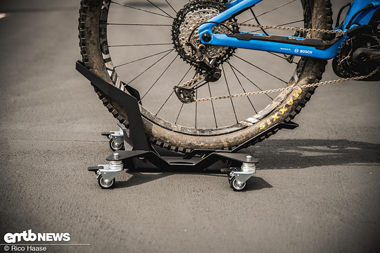 Die Dimensionen sind so gewählt, dass Laufräder von 26″ bis 29″ und Reifen bis 3,0er Breite genug Platz und Halt finden