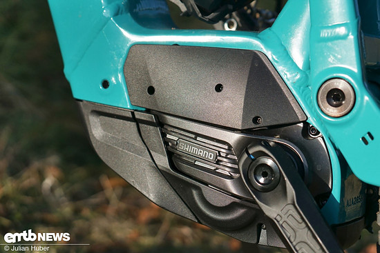 Der Shimano EP8-Mittelmotor wurde zusätzlich verkleidet und schmiegt sich dezent in die Formen des Rahmens.
