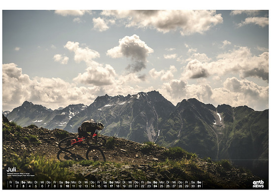 Der E-Bike Kalender 2022 von eMTB-News bietet tolle Fotos mit Action in grandiosen Landschaften!