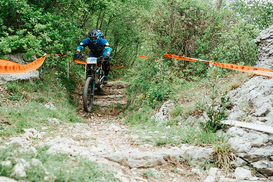 Die Downhill-Stages fordern eine solide Fahrtechnik.