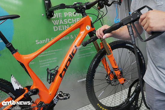 Bike Groovy – Mit einem schonenden Sprühstrahl von maximal 7 bar wird das Rad gesäubert.