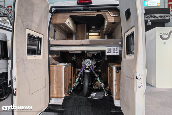 Unter dem elektrischen Hubbett ist Platz für Zweiräder aller Art.