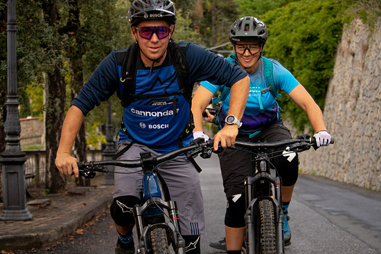 Tracy Mosley und Jérôme Clementz, zwei Legenden auf dem Bike und überzeugte E-Bike-Fans, freuen sich auf die neuen Trails bei Ranzi.