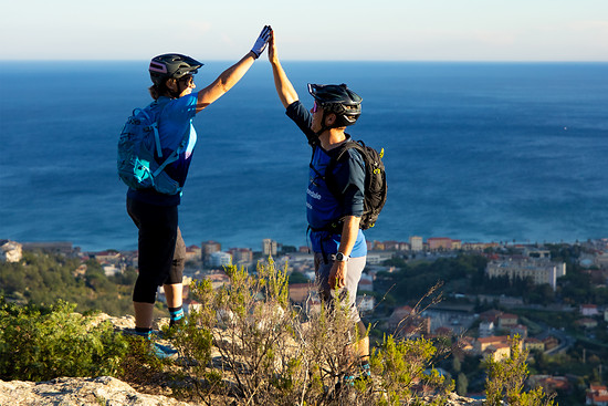 Finale Ligure lädt auf fantastische Trails mit atemberaubendem Ausblick auf das blaue Mittelmeer.