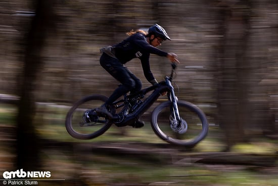 Alles-andere-als-Traege-carvt-sich-das-Cannondale-Moterra-LT-eine-Mischung-aus-flachen-und-steilen-Pfaden-sollte-erste-Eindruecke-bescheren