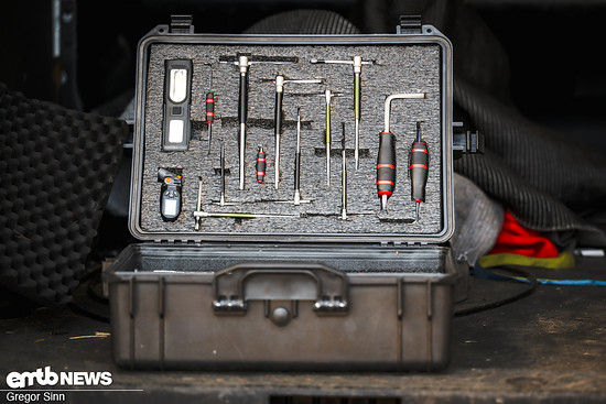 Die-Buechse-der-Pandora-Nein-In-diesem-Fall-eher-eine-Kiste-mit-feinstem-Werkzeug-und-richtig-Ordnung-Damit-lassen-sich-die-Testbikes-noch-einfacher-abstimmen-und-einstellen
