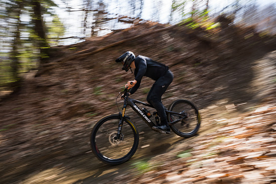 Man-kann-sagen-das-Santa-Cruz-Bullit-fuehlt-sich-ebenso-wohl-im-Bikepark-wie-auf-natuerlichen-Strecken-im-Hinterland-einzig-auf-flachen-und-unspektakulaeren-Trails-langweilt-sich-das-170-mm-Geschoss-e