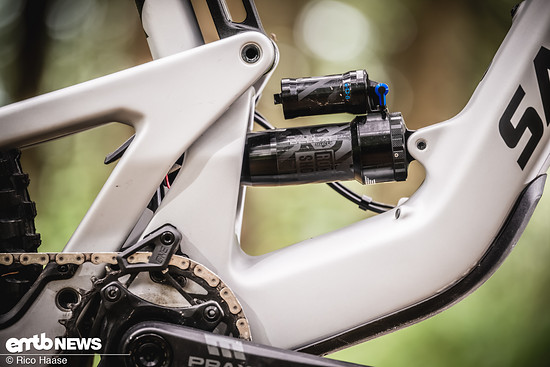 Am-Heck-des-Santa-Cruz-Heckler-SL-sorgt-ein-RockShox-Super-Deluxe-Select-Daempfer-fuer-Traktion-und-Komfort
