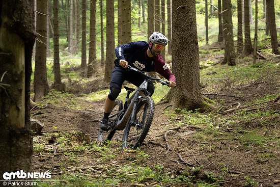 Im-Downhill-hat-uns-das-Santa-Cruz-Heckler-SL-richtig-viel-Spass-gemacht-Es-ist-quirlig-agil-vertraegt-aber-auch-High-Speed-Passagen-ohne-Probleme-Ein-sehr-gelungenes-Light-E-MTB