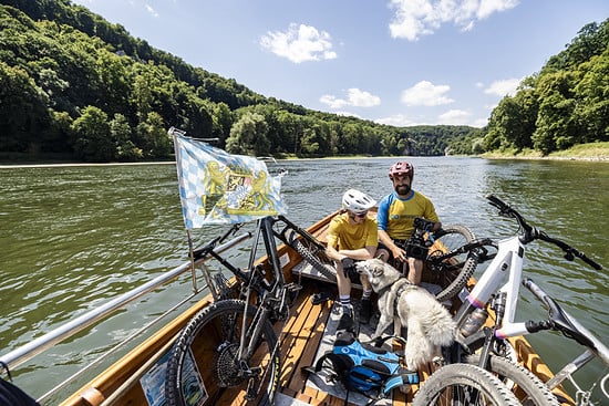 Mit der Zille geht&#039;s durch den Donaudurchbruch zum Einstieg der Trails bei Kloster Weltenburg.
