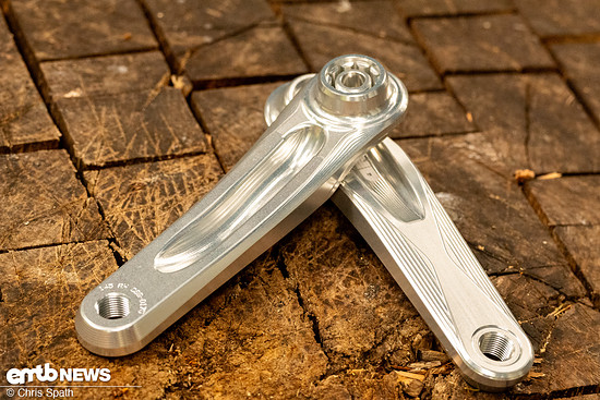 Fräsen als Bearbeitungsmethode ermöglicht natürlich eine höhere Flexibilität – statt Formwerkzeugen braucht man hier einfach unterschiedliche Programmierungen.