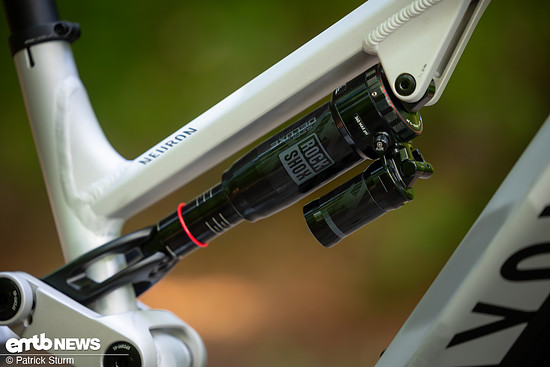 Der Dämpfer dagegen, entspricht eher der Einstiegsklasse, dennoch lässt sich die Hinterbauperformanz nicht lumpen.