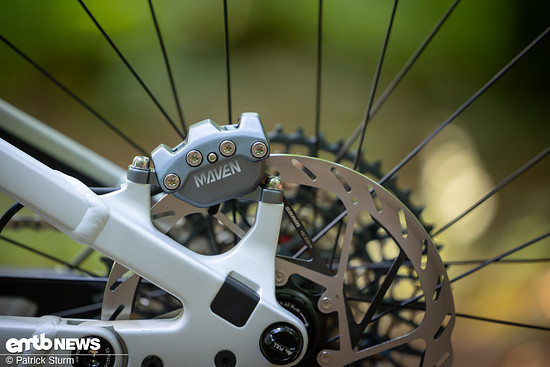 Gebremst wird dank SRAM Maven-Anker ebenfalls auf hohem Niveau, wenn auch ohne Verstellmöglichkeiten am Hebel.