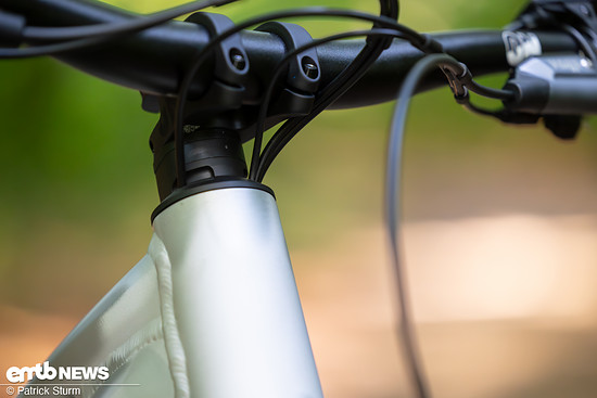 Alle Leitungen und auch Kabel verschwinden elegant im Steuerrohr – Fluch und Segen.