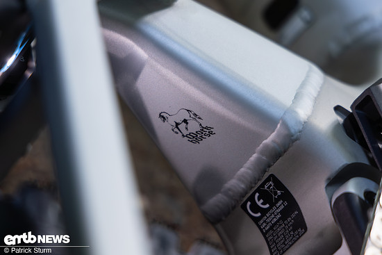 Stabil und satt liegt das „Arbeitspeferd“ trotz seiner nur 145 mm Federweg. Es nimmt wilden Passagen den Schrecken und verleiht damit selbstbewusstsein.