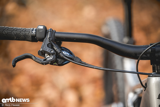 Zwei Remotes ermöglichen die Kontrolle des Systems während der Fahrt.