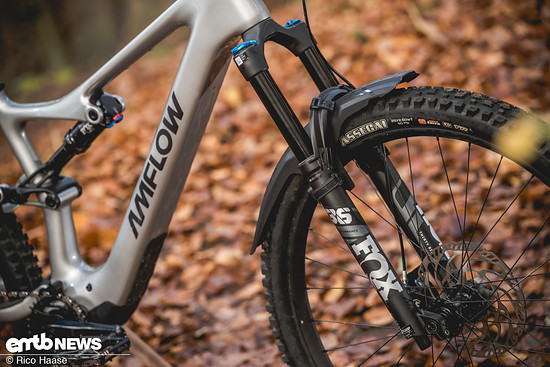 Im Steuerrohr steckt eine Fox 36 Float Performance mit der simplen Grip-Dämpfungskartusche.