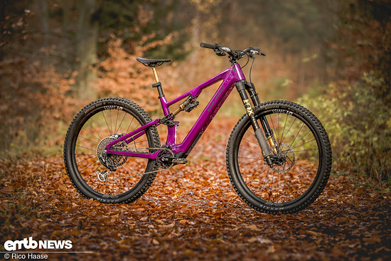 Das Crussis E-Full 12.11-PRO X setzt auf den DJI Avinox-Motor mit 800 Wh-Batterie und verfügt über 160 mm Federweg an der Front sowie 150 mm am Heck. Preislich liegt das 29" Carbon Bike bei rund 12.000 €.