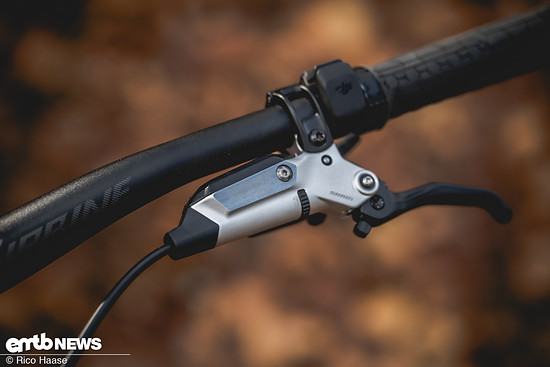 Gebremst wird mit SRAM Maven Ultimate-Bremsen.
