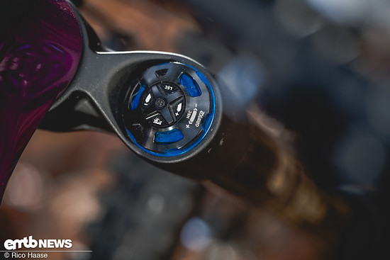 An der Front arbeitet eine Fox Podium Upside-Down-Federgabel mit 160 mm Federweg.