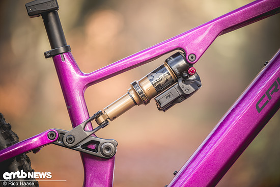 Das Crussis e-Full verfügt über 150 mm Federweg am Heck. Diese werden von einem elektronischen Fox Live Valve Neo-Dämpfer kontrolliert.
