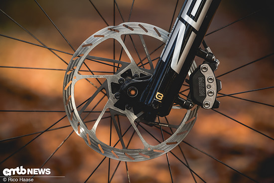 Verzögert wird mit Sram-Maven-Wurfankern, standesgemäß in der Ultimate-Version.