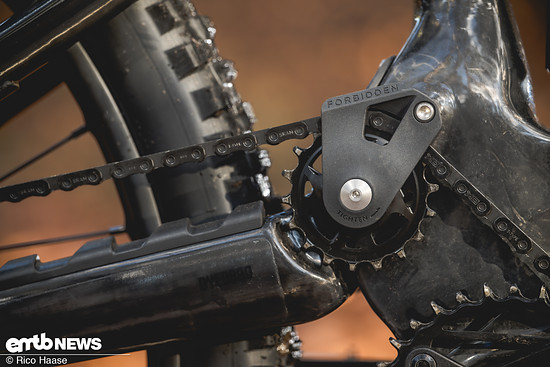 Die ersten Forbidden Bikes kamen noch mit Alu-Idler – seit einer Weile kommt Stahl zum Einsatz und nun auch zwei statt einem Lager.