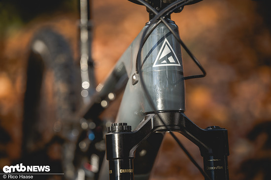 Durch geschraubte Cable-Ports können die Leitungen im Inneren auf Spannung gebracht werden, was Klappern verhindern soll.