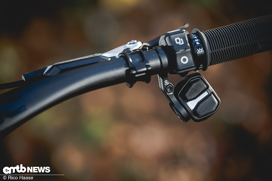 Diese sind links und rechts am Lenker verbaut und über Bluetooth mit dem System verbunden.