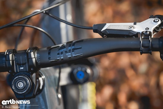 Die Lenkzentrale wird ebenfalls von OneUp gestellt – es wird hier jedoch Aluminium eingesetzt statt Carbon.