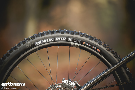 Hinten DD, vorn MaxxGrip – so wünschen wir uns das, auch wenn die dickere Karkasse ebenfalls am Vorderrad Sinn ergeben würde.