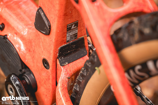 Effektiv platziert schützt der Schoner am Hauptdrehpunkt vor Dreck.