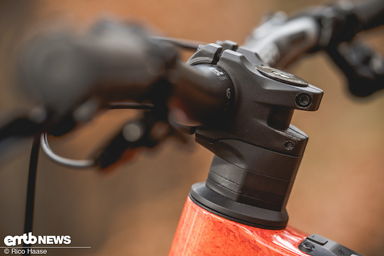 Das Fehlen von Leitungseingängen am Rahmen sorgt optisch für einen aufgeräumten Eindruck