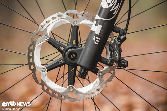 Gebremst wird mit der neuen Shimano XT Vierkolbenbremse.