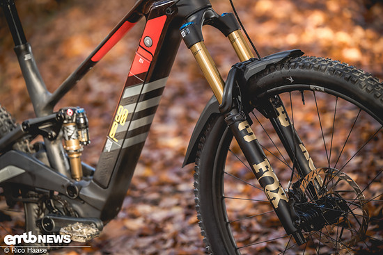 An der Front sorgt eine Fox 36 Factory mit 160 mm Federweg für Komfort und Traktion.