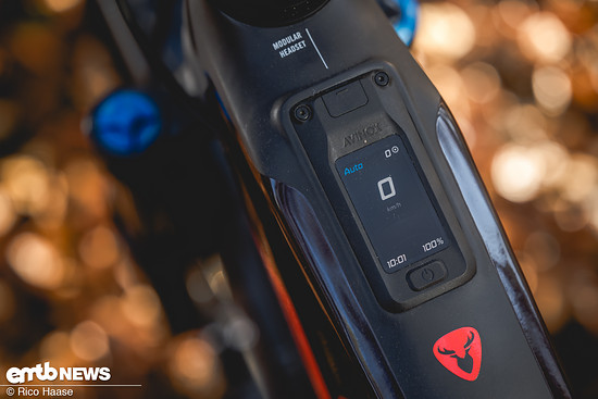Im Oberrohr sitzt, typisch für aktuelle Bikes mit Avinox-Motor, das große Farbdisplay mit Touchfunktion.