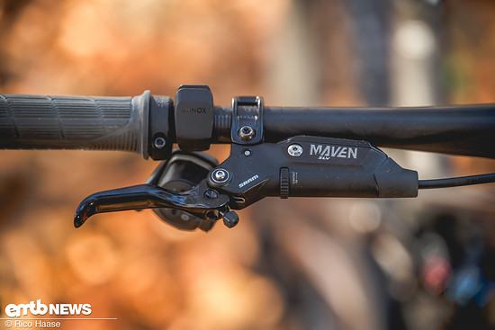 Gebremst wird mit kraftvollen ...