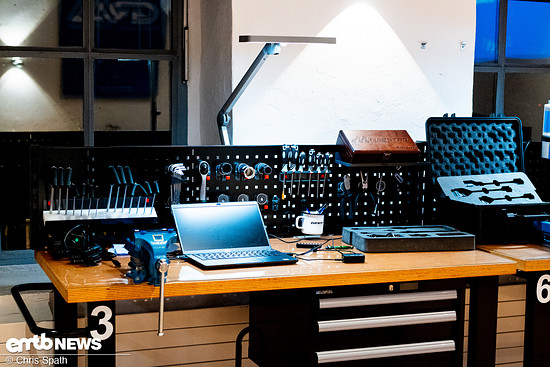 An 12 Arbeitsplätzen werden die Händler geschult – nicht nur in der Theorie, hier wird Hand angelegt.