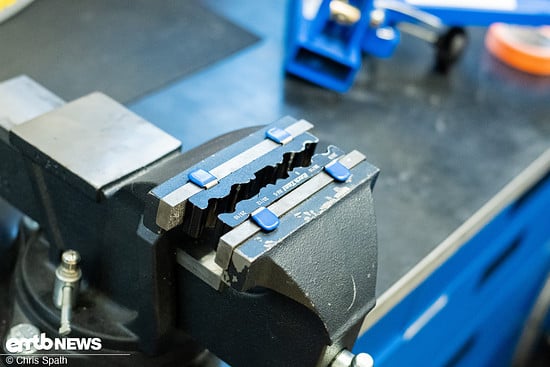 Wenn mal eine Achse gespannt werden muss, darf aber auch der Schraubstock nicht fehlen.