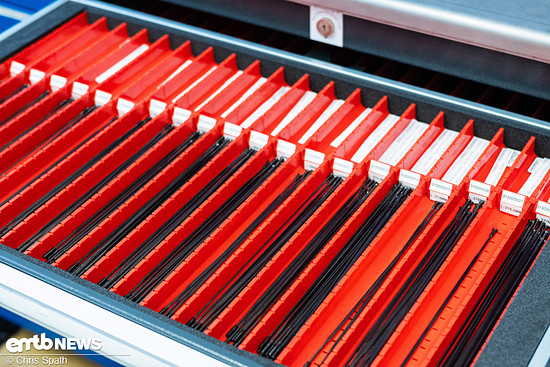 Im Einkaufspreis teuer, im Verkaufspreis sehr teuer – zum Preis der Carbonspeichen in den Cadex-Systemlaufrädern, die in einem Laufrad hängen, kauft sich manch anderer eine gute Felge.