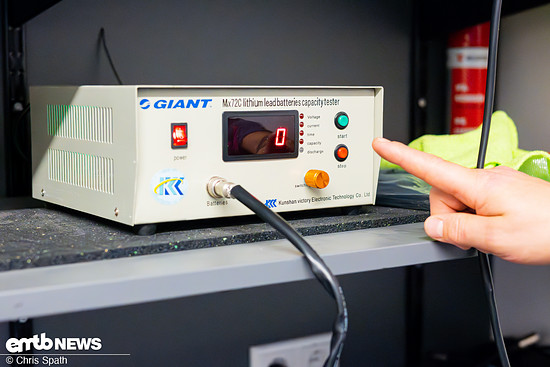 Die Entladegeräte ziehen den Akkus unter simulierter Maximalleistung den Saft heraus.