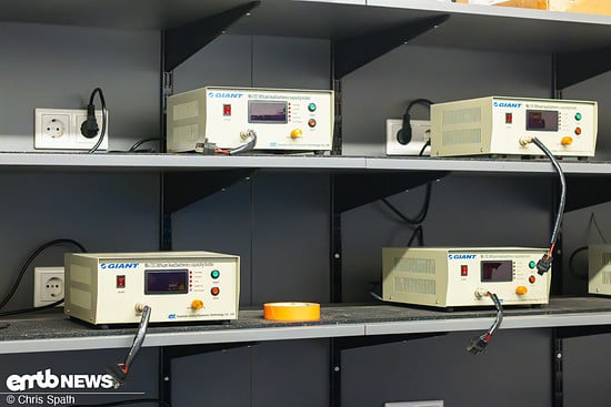 Damit mehrere Akkus auf einmal und auch mehrmals den Prozess durchlaufen können, hat Daniel an seinem Arbeitsplatz eine Handvoll Geräte zur Verfügung.