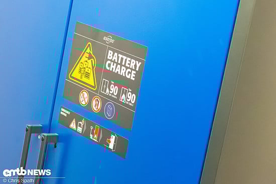 Akku-Lagerung ist kein Spaß und rechtlich reguliert – Giant muss hier entsprechend brandsichere Schränke für die Akkus bereithalten.