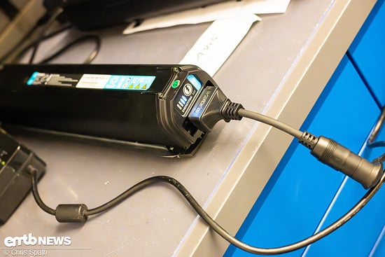 Nach dem Entladen wird der Akku wieder geladen – dieser Prozess bringt möglichst alle Zellen wieder auf das gleiche Kapazitätslevel, damit auch alle Zellen wieder geladen werden.