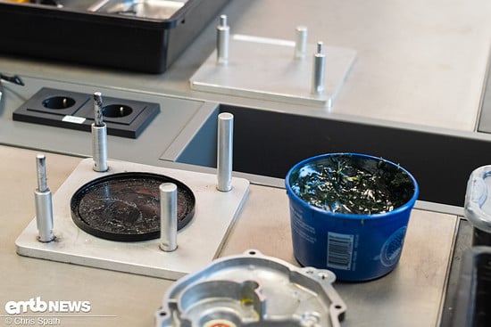 Kleine Lehren für die verschiedenen Motoren helfen dabei die Motoren zusammenzusetzen.