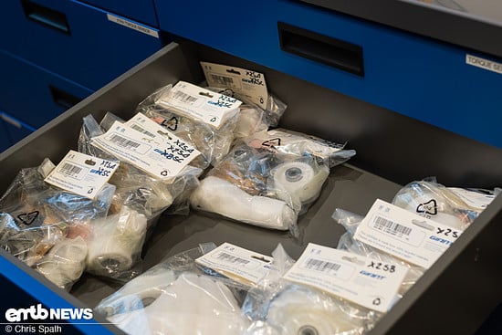 Die passenden Ersatzteile sind ordentlich sortiert in Schubladen gut erreichbar.