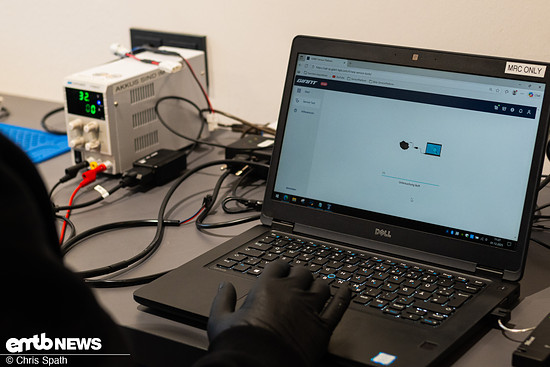 André verbindet den Motor und startet die Diagnose …