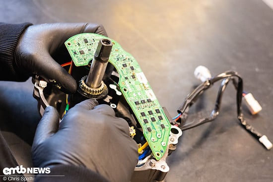 Nachdem die Hardware wieder verbaut ist, kommt die Platine zur Motorsteuerung wieder in den Motor.