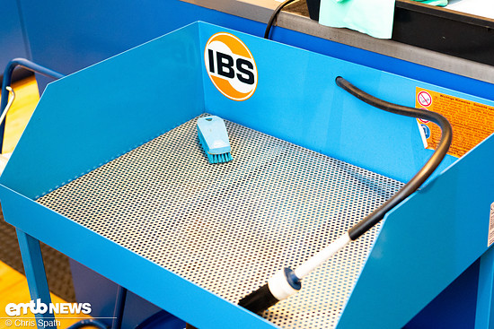 Bevor es konkret ans Innenleben geht, will der Motor gereinigt werden, damit auch kein Schmutz reinkommt.