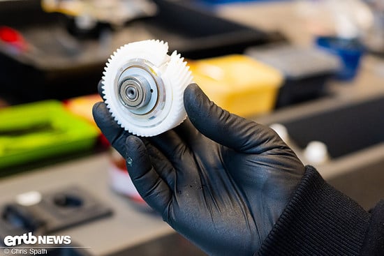 Akuter Fall: Ein Defekt an einem der Getriebezahnräder, das aufgeplatzt ist und durch ein neues Ersetzt werden muss.